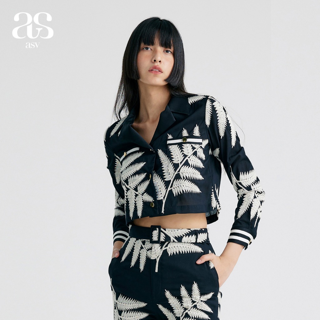[asv aw24] Tropicana Cropped Shirt เสื้อเชิ้ตผู้หญิง ทรงครอป แขนยาว แต่งกระเป๋าคู่หน้าและกระดุมทองตกแต่งแถบปีเก้ด้านหน้า