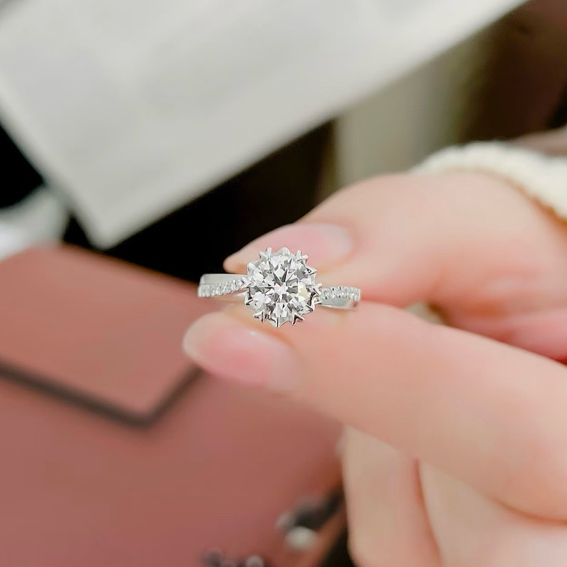 แหวนเพชรโมอีส 1 กะรัต ฝังหนามรูปหัวใจ ตัวเรือนบ่าไขว้ เงิน92.5% ชุบทองคำขาว พร้อมใบเซอร์