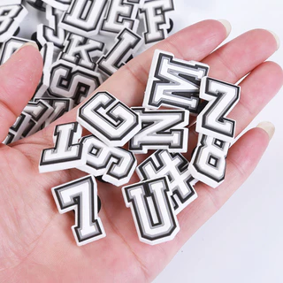 ตัวติดรองเท้า Pvc ตัวอักษร A-Z ตัวอักษรขาวดำ สำหรับตกแต่งรองเท้าหัวโต ทุกรุ่น ติดง่าย น่ารักๆ