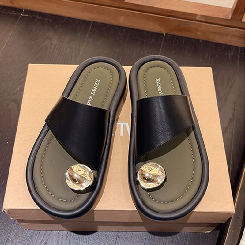 VKMonday พร้อมส่งในไทย รองเท้าแตะแฟชั่นแบบสวม เป็นงานสวมนิ้วโป้งพร้อมแต่งอะไหล่สีทองสุดน่ารัก พื้นนิ่มๆ ใส่สบาย แมทช์ง่า