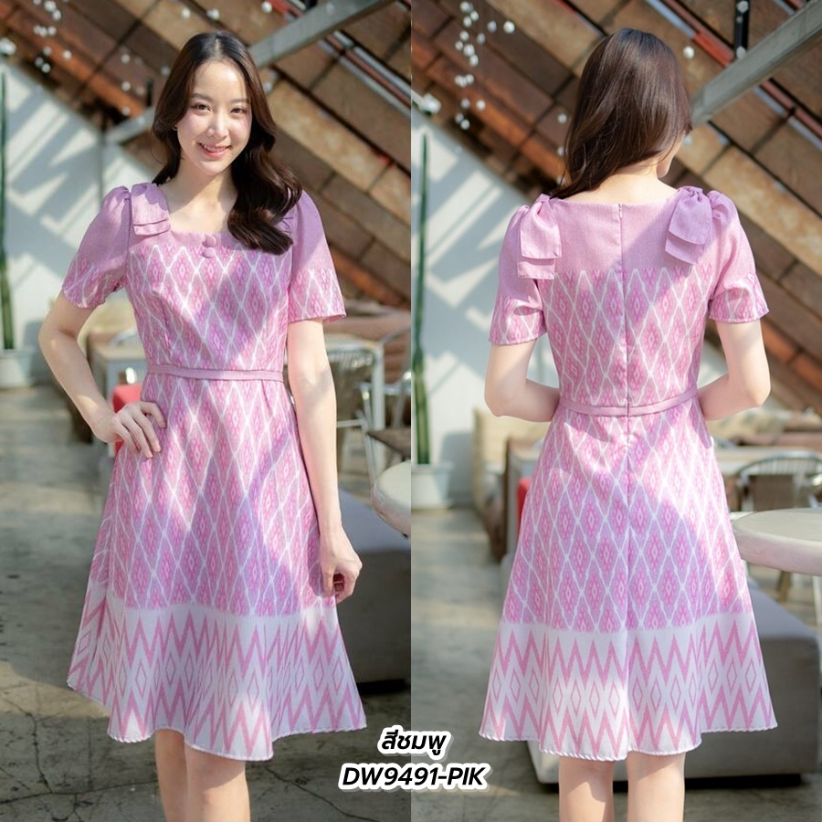 S-XL | เดรสผ้าลายกราฟฟิกคอเหลี่่ยม แต่งโบว์ไหล่ มีซับใน สีชมพู D9491