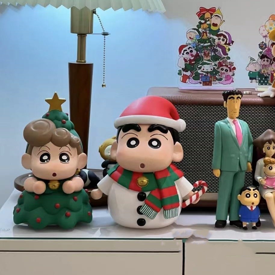 Crayon Shin-Chan Hand-Made Christmas Limited Snowman ต้นคริสต์มาส Shin-Chan ตุ๊กตาน่ารักเดสก์ท็อปตกแต่งของขวัญ