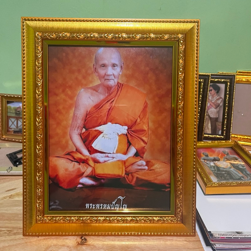 กรอบรูปพร้อมภาพ หลวงปู่ดู่ พระพรหมปัญโญ ขนาด 26x32 ซม. (วัดรวมกรอบ) มีขาตั้งและที่แขวนผนัง เป็นของขวัญ ที่ระลึก