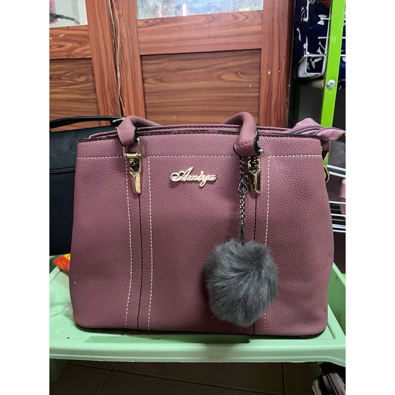 กระเป๋ามือสองสภาพดี 50บาท ใบใหญ่พร้อมสายสะพายทุกลูก