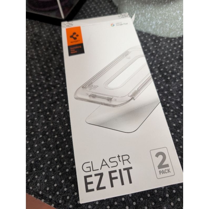 Spigen EZfit สำหรับ Google Pixel 9 จำนวน 1 แผ่น พร้อมอุปกรณ์ติดตั้งครบชุดตามภาพ