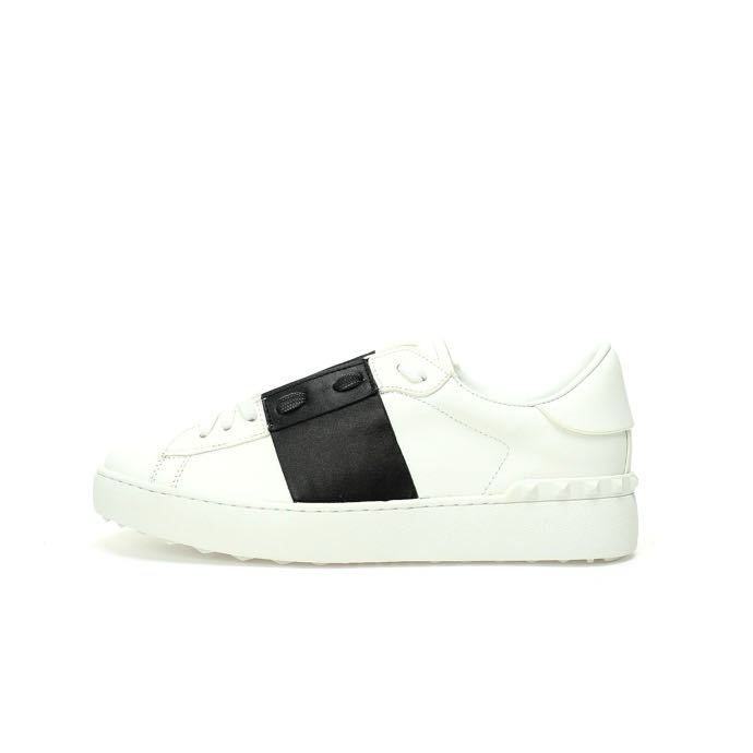 Valentino Garavani Rockstud Untitled Low Sneaker รองเท้าผ้าใบสไตล์วินเทจ 5W2S0A01LTU_A01