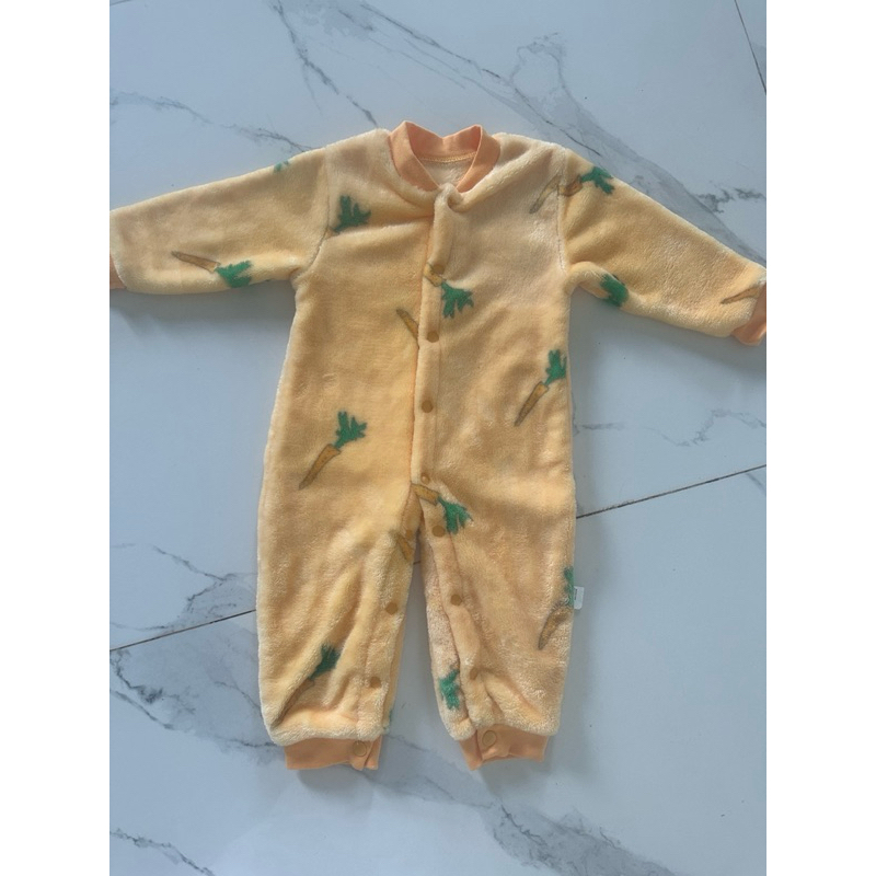 ชุดจั้มเด็ก มือ 2  ใส่ครั้งเดียว ไซส์ 66 ซื้อมา 490 บาท ขาย 100 บาท