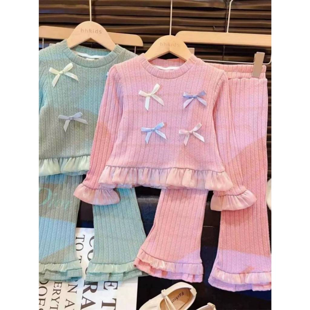 พร้อมส่ง | ชุดเซ็ทเสื้อ+กางเกง แต่งโบว์ชายระบาย น่ารัก (1010)