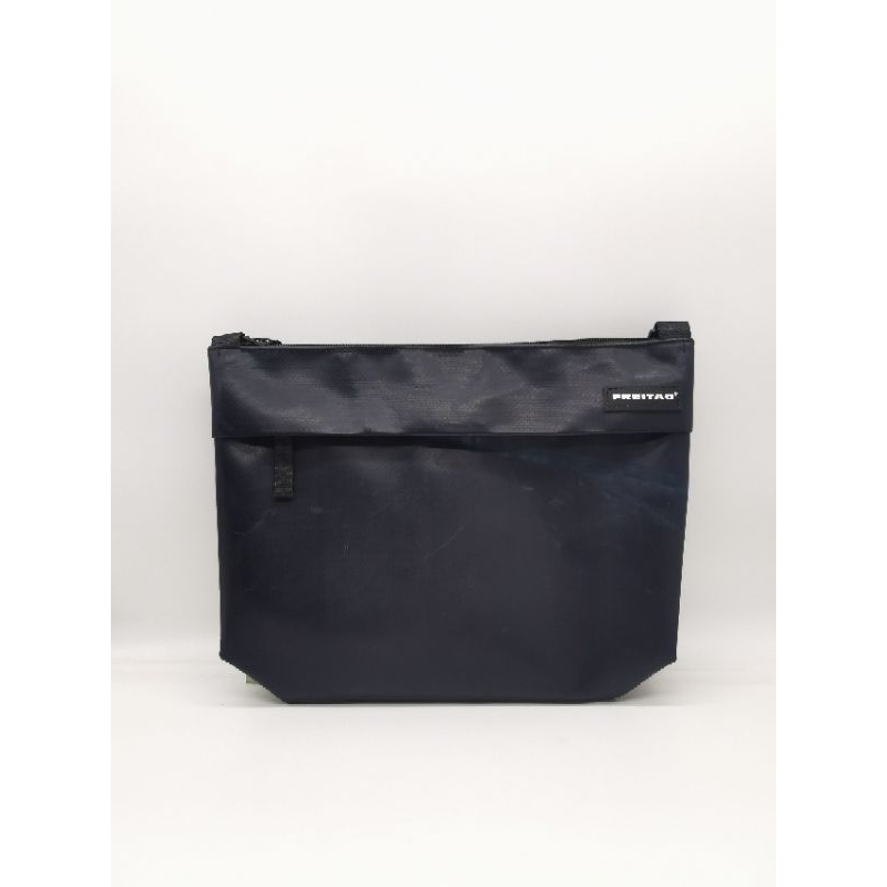 Freitag F553 LOU สีมิดไนท์​บลู​  (Midnight Blue) ผ้ากึ่งเงากึ่งเฟด​ มือ​ 1 แท็ก​ห้อย​