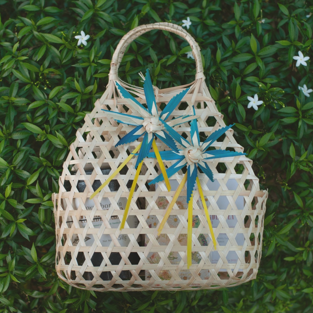 { Sawasdee Basket }{ กระเช้าสวัสดี }