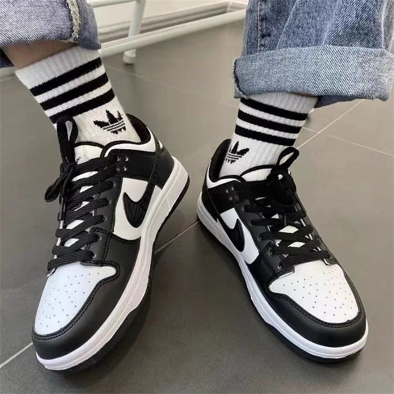 Nike อย่างเป็นทางการ DUNK LOW รองเท้ากีฬาผู้ชายรองเท้าผ้าใบย้อนยุคพื้นรองเท้ายางจับคู่สีแพนด้าต่ำ