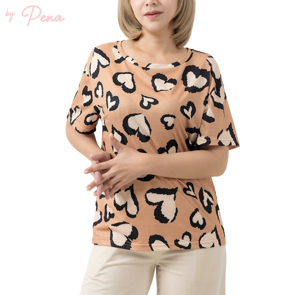 By Pena เสื้อยืดผู้หญิงคอกลม ผ้าพิมพ์ลาย รุ่น BPTS112401