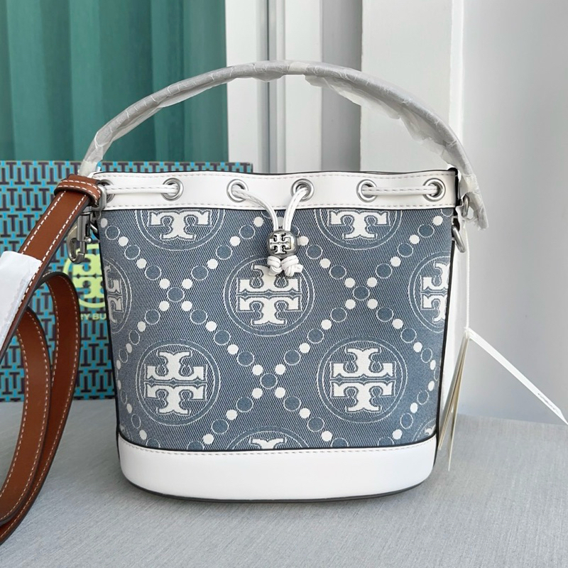 [ใช้โค้ดลด30%เหลือ18,990] TORY BURCH T MONOGRAM DENIM JACQUARD BUCKET BAG 143535