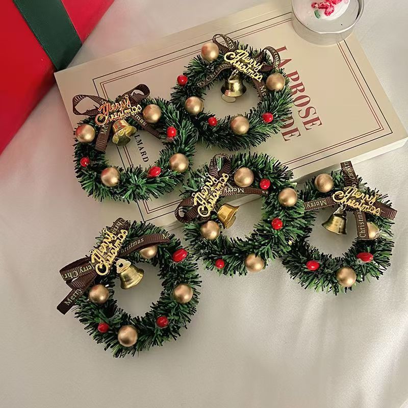 ต้นคริสต์มาส christmas decoration พวงหรีดคริสต์มาส 6cm สามารถใช้ตกแต่งประตูและหน้าต่างได้Christmas Wreath