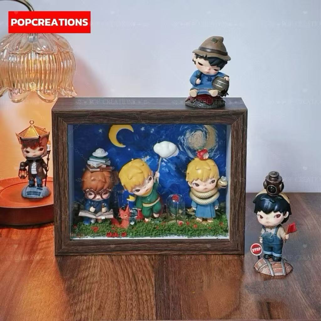 POPCREATIONS POPMART DIY Hirono x Le Petit Prince กรอบรูป 15*20 กล่อง BOX ชั้นวางโชว์ กล่องโมเดล ตู้ใส่โมเดล
