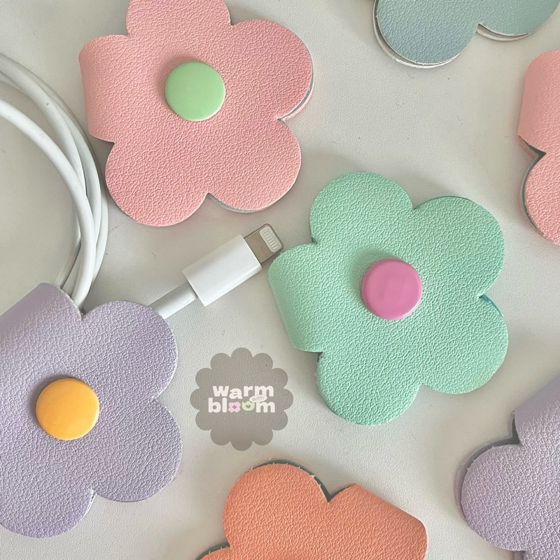 ที่รัดสายชาร์จดอกไม้ ( handmade ) งานหนังสีพาสเทล 12 สี มีสายโซ่พวงกุญแจน่ารักๆ