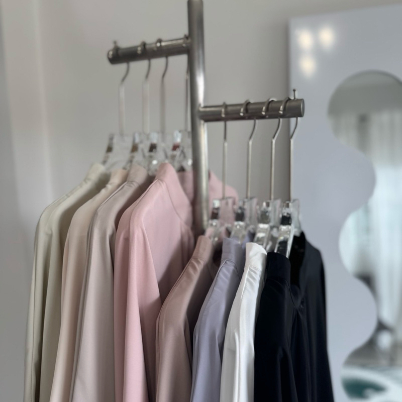 NEW : ANNA BLOUSE มีซิปหน้าปักดอกปักที่กระเป๋า คอกลม แขนยาวปลายปล่อย