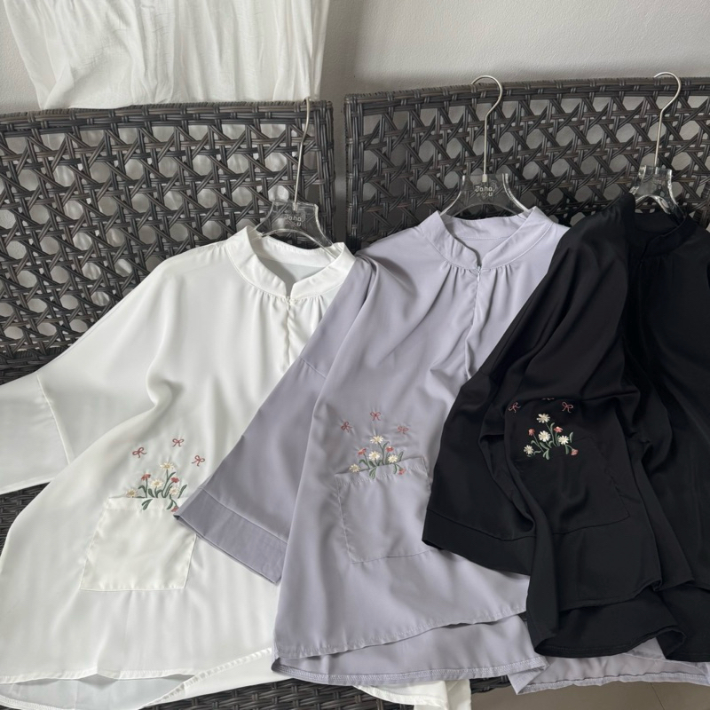 NEW : ANNA BLOUSE มีซิปหน้าปักดอกปักที่กระเป๋า คอกลม แขนยาวปลายปล่อย