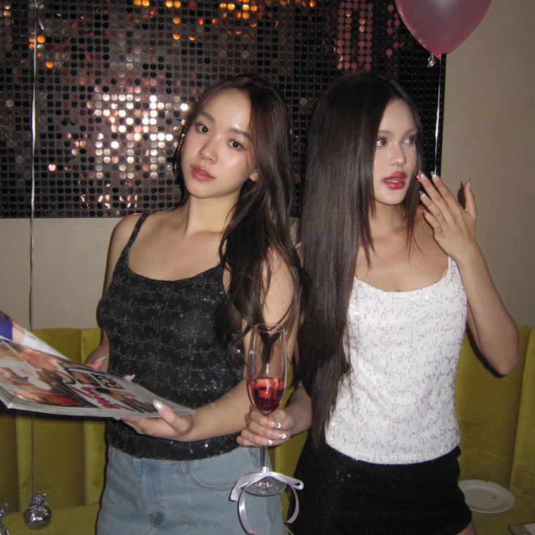 naomi top by Duex Studio *ขาวพรี7-14วัน* เสื้อกล้ามผ้าไหมพรมเกล็ดglitter