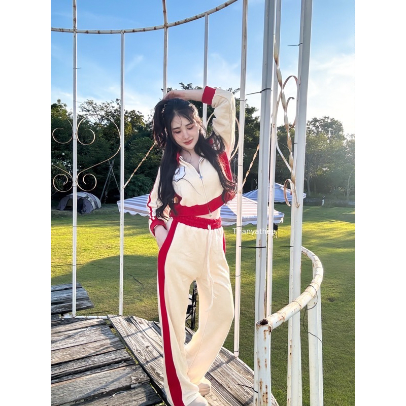 #thanyathep 𝕊𝔼𝕋 𝕊ℙ𝕆ℝ𝕋𝕊 เสื้อครอปแจ็คเก็ตแต่งทูโทน ซิปหน้า หัวใจ ซิปรูดได้ทั้งบนและล่าง