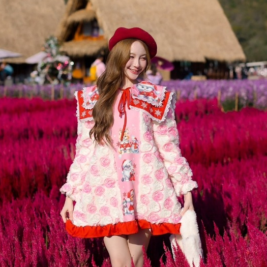 (มี 3XL) New Year Rose Dress เดรสสั้นทรงปล่อย ผ้าขนปักดอกไม้ผ้าตาข่าย 3D ปกใหญ่สองชั้นพิมพ์ลาย มีซับใน ใส่ซิปหลัง