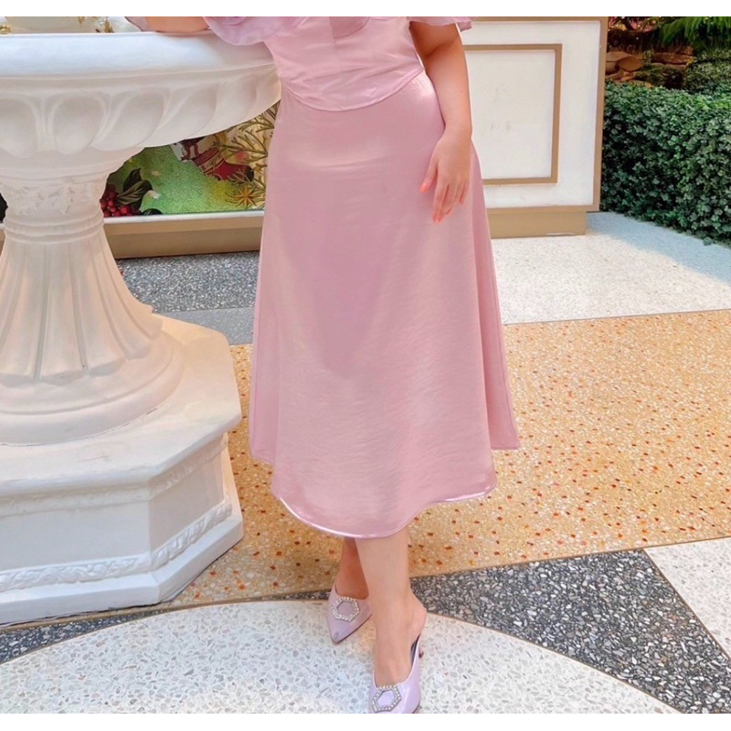 กระโปรงยาวเอวสูงทรงปล่อยสีชมพูละมุน