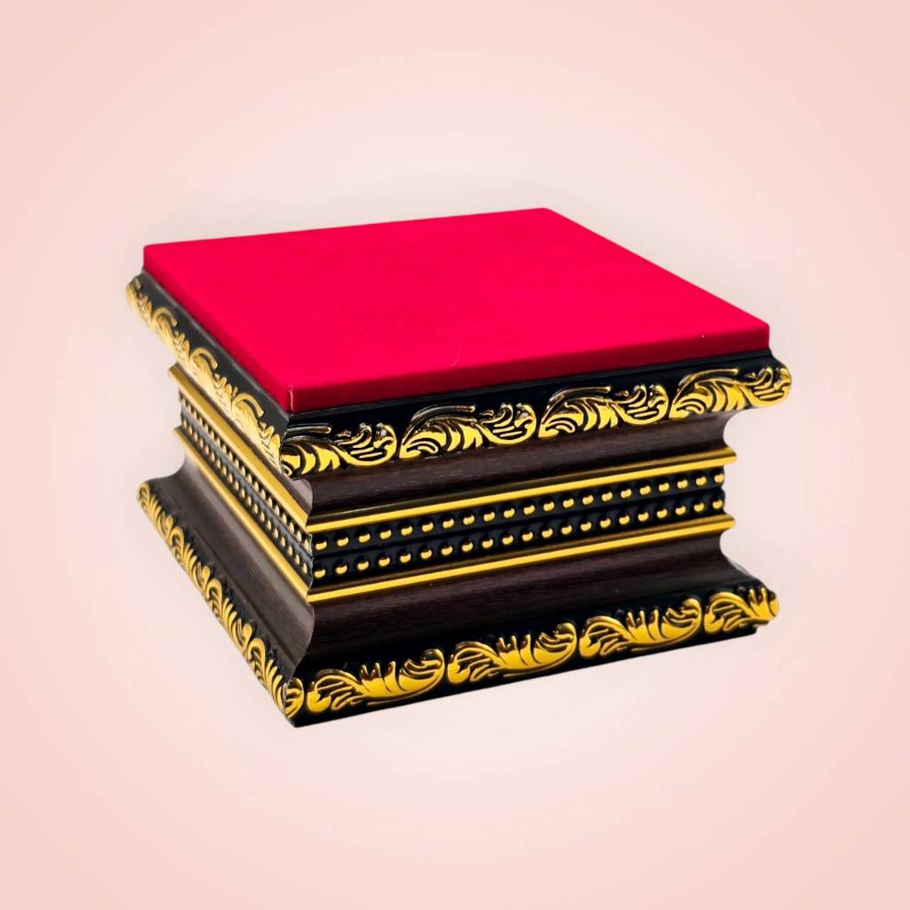ฐานรองพระ ฐานวางพระ ฐานสีโอ้ค 2 ชั้น ขนาดกำมะหยี่แดง 12x12 ซม. สูง 6 ซม. (ฐานไม้โอ้ค)