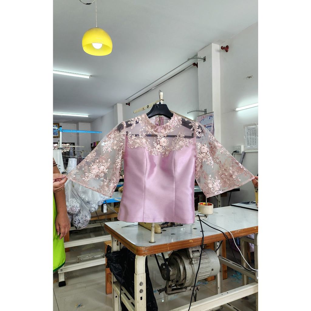 เสื้อผ้าไหมอิดตาลี่คอปีนแต่งลูกไม้