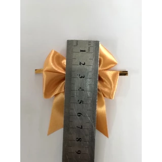 โบว์ติดของขวัญตกแต่งสินค้า ใช้ริบบิ้นขนาด 22MM ขนาดตัวโบว์ 6 cm x 6.5cm บรรจุกล่องละ 50 ชิ้น