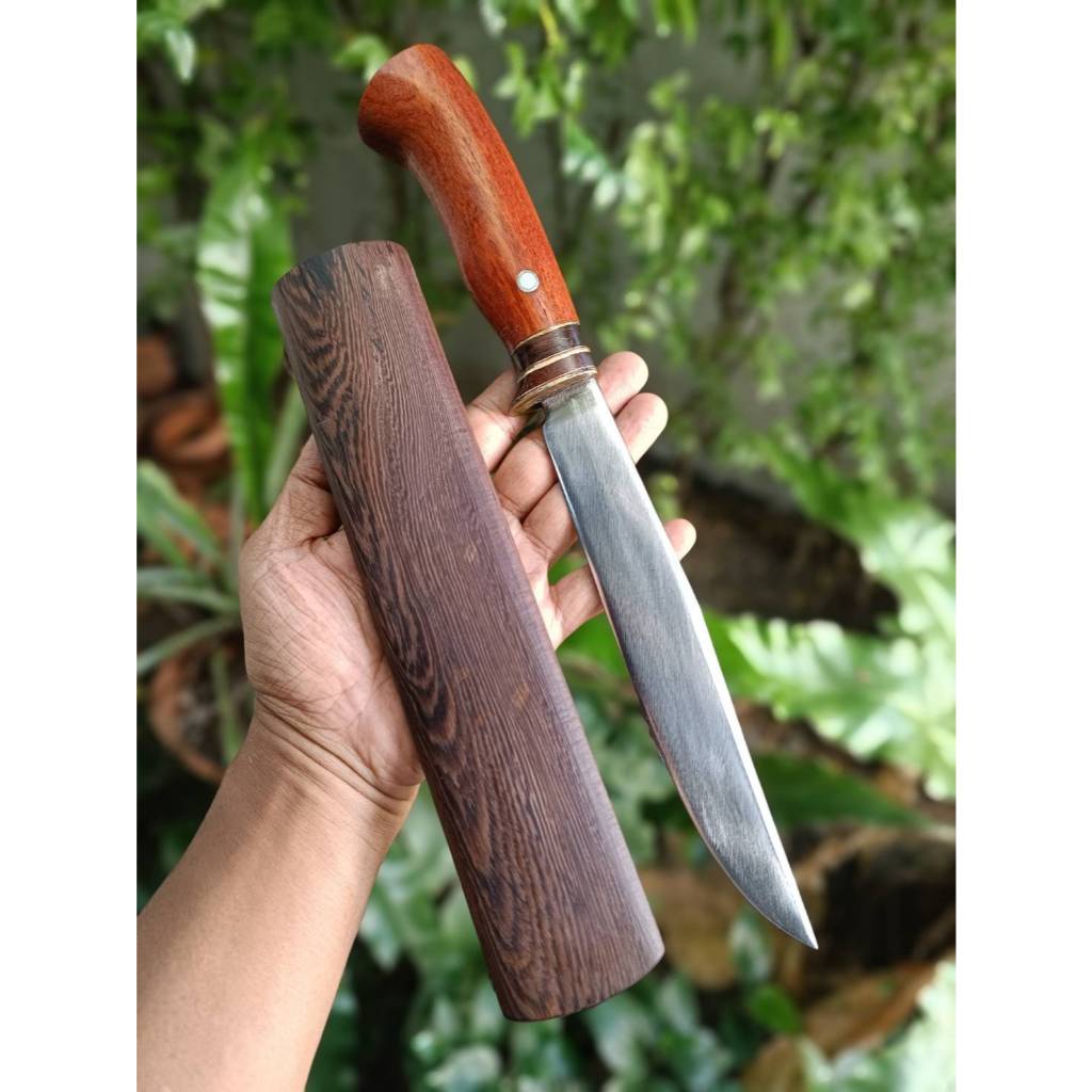 มีดโบวี่ มีดแคมป์ Bowie knife มีดเดินป่า มีดสนาม ใบ 8.1” เหล็กดอกจิก ตีร้อนชุบแข็ง ด้ามไม้ประดู่ ฝัก