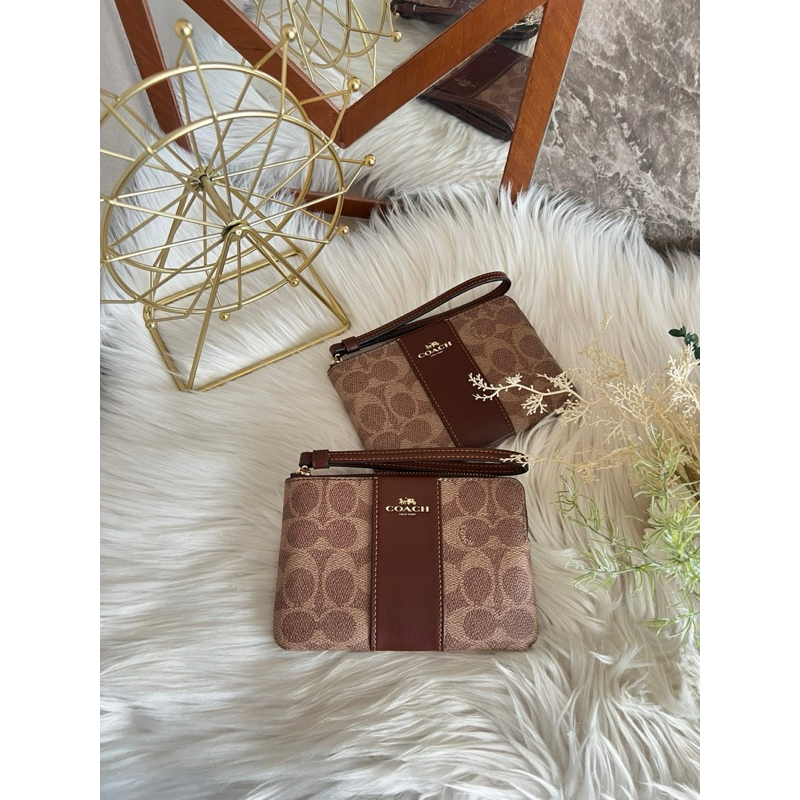 ⭐️ทักแชทก่อนสั่งซื้อ⭐️ คล้องมือ Coach Corner Zip Wristlet In Signature Canvas (CW854)