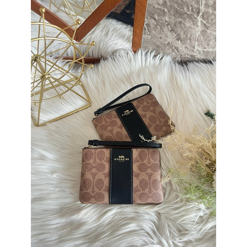 ⭐️ทักแชทก่อนสั่งซื้อ⭐️ 💥มี2สี💥 คล้องมือ Coach Corner Zip Wristlet In Signature Canvas (CW854)