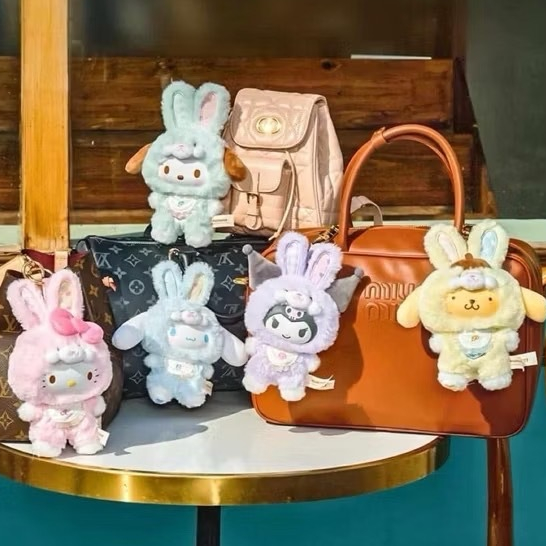 ( ส่วนลดหน้าไลฟ์ลด 100฿ ) แบบสุ่มพวงกุญแจ Sanrio V3 กล่องสีเหลือง