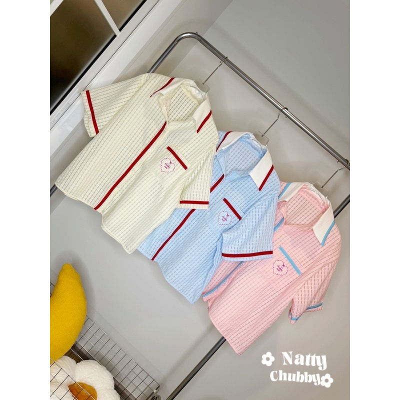 (NT) Hayday Shirt ⛳️ เสื้อเชิ้ตแต่งแถบแดงปักกระเป๋าสุดน่ารัก สาวอวบไซส์ใหญ่ (อกหน้าผ้า50) ราคา ถูกที่สุด ดีลบีเคเค แกลเลอรีภาพที่ 3