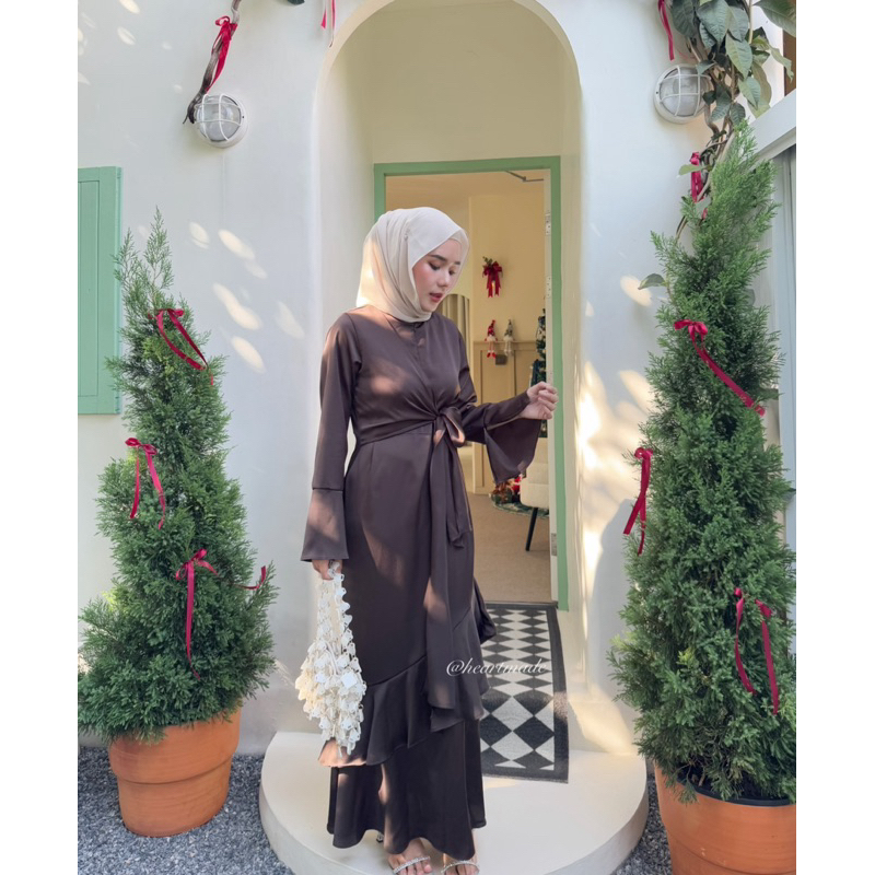 (C09) HEARTMADE—Frenchy dress(เดรสผ้าซาตินต่อระบายทรงหางปลาพร้อมซิปหน้า)
