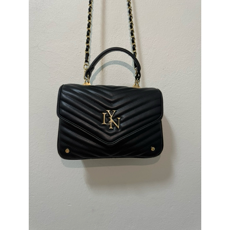 กระเป๋าสะพายข้าง สีดำ brand LYN