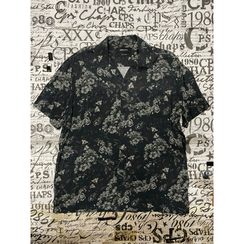 CPS CHAPS GRAPHIC GREY FLOWERS BLACK PRINT HAWAII SHIRT SIZE M สภาพใหม่ของแท้ 100% เสื้อเชิ้ตฮาวายผู