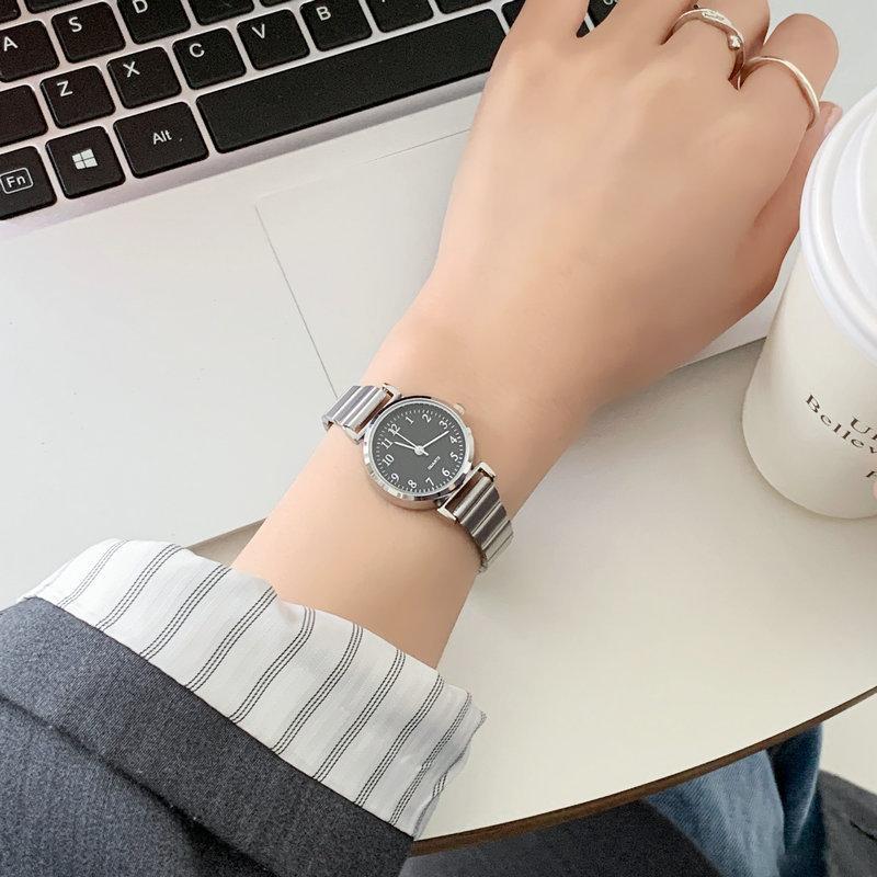 [จัดส่งในกทม]2024 นาฬิกาผู้หญิงใหม่ นาฬิกาควอตซ์แฟชั่น นาฬิกาดิจิตอลสไตล์เรโทรเรียบง่ายนาฬิกาผู้หญิง - รูปที่ 2