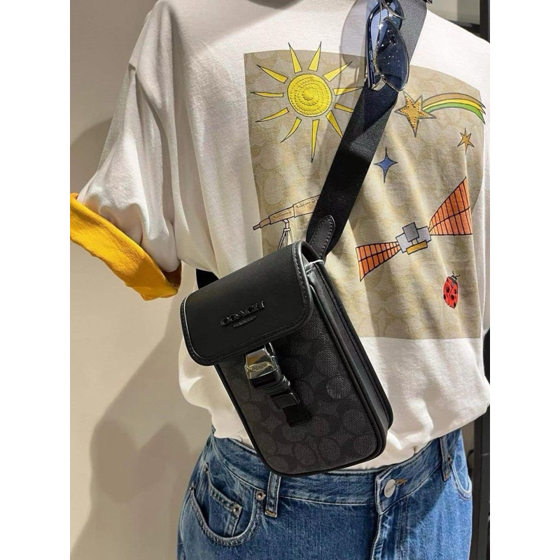 👉🏻 พร้อมส่ง Racer Phone Crossbody In Signature CT885