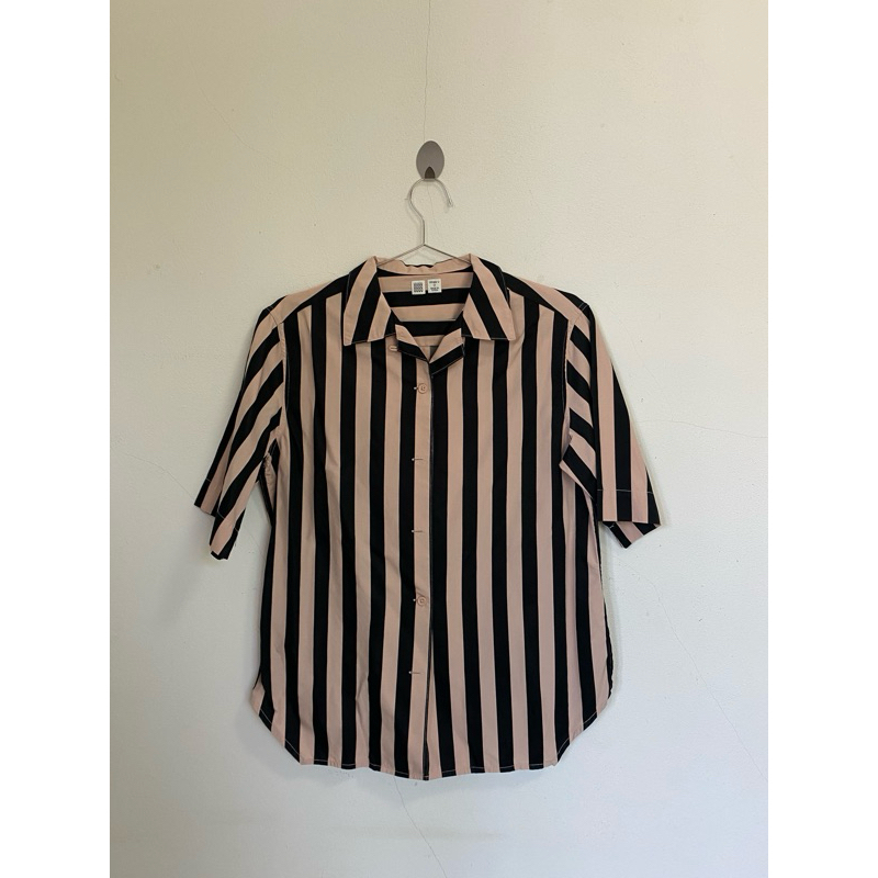 Uniqlo U เสื้อเชิ้ตแขนสั้น ลายริ้ว สีชมพู-ดำ