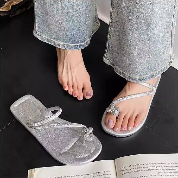 home..fashion รองเท้าแตะ  สวมนิ้วโป้ง ยางPVC พื้นรองเท้าสูง 1.5 cm ประดับแถบเงิน วิบวับ สำหรับผู้หญิง  165