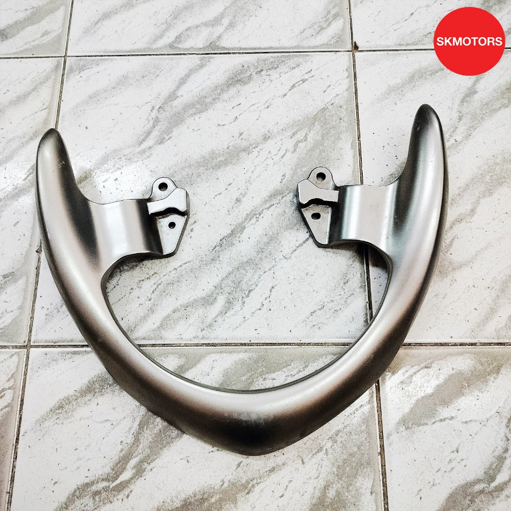 กันตกสีเทา *สินค้ามีรอยถลอก* รหัสสินค้า BB9-F4773-00-PE สำหรับรถ YAMAHA FINO125 ปี 2021 รถสีดำ (BB9A