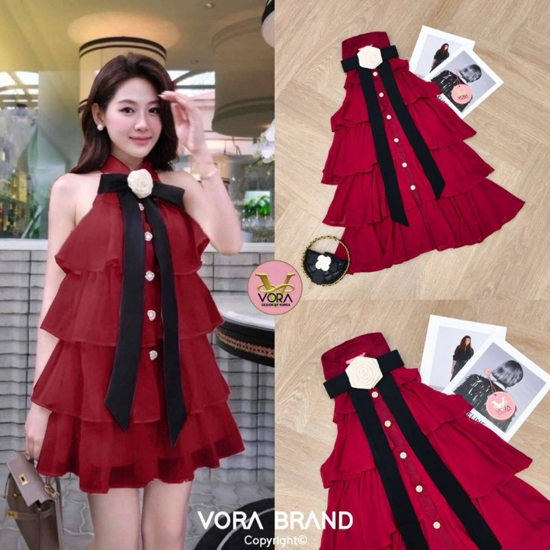 VORA : Dress สั้น แขนกุดคอปก ติดกระดุมเรียงด้านหน้า แต่งระบายชั้นทั้งตัว แต่งเข็มกลัดโบว์ดอกไม้ช่วงค