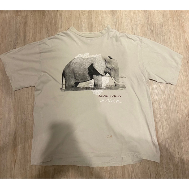 African Nature ขนาด: อก44นิ้ว (size.M) สภาพ: 9/10 ตำหนิ: มีรอยเปื้อน ราคา: 150บาท