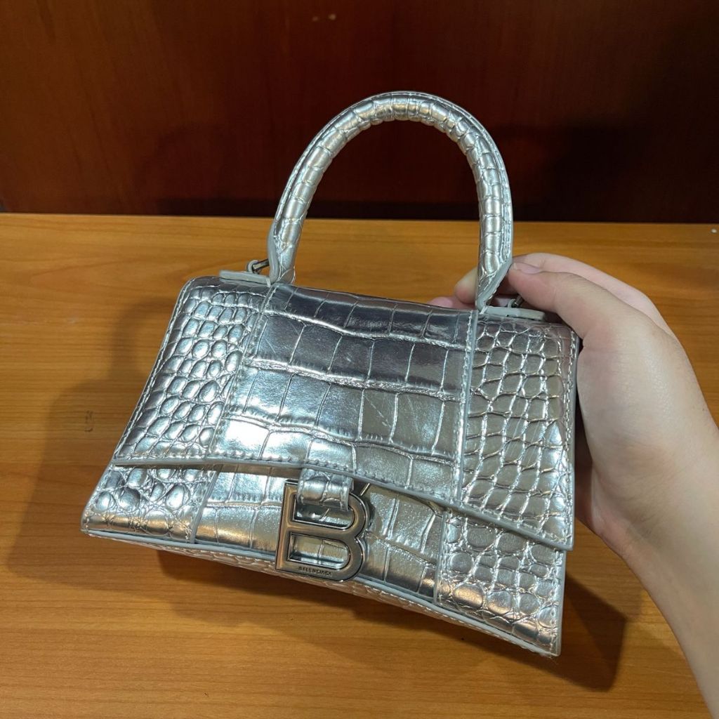 กระเป๋าสีเงินบาเลน balenciaga hourglass bag