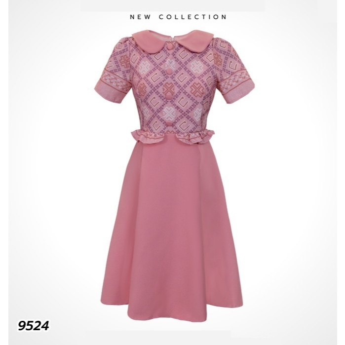 S-2XL | เดรสคอบัวแต่งกระดุมอก ช่วงเอวดีเทลระบาย กระโปรงบานมีซับใน สีชมพู D9524