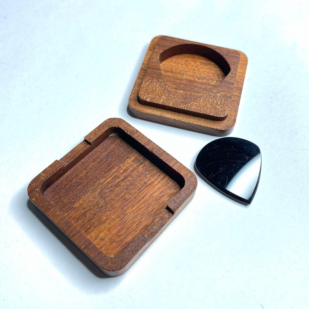 ปิ๊กกีตาร์ พร้อมกล่องไม้ จาก GBS Customshop สั่งทำตามลายที่ต้องการ (ส่งภาพทางแชท)