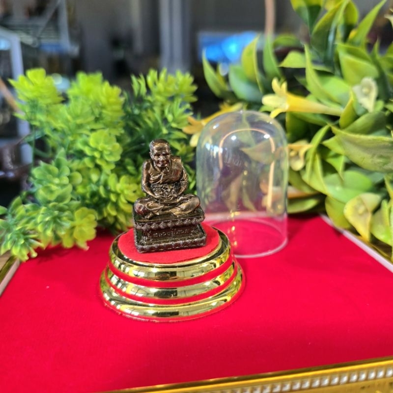 หลวงปู่ทวด ครอบแก้ว ขนาดตั้งหน้ารถยนต์ มวลสารแร่เหล็กน้ำพี้
