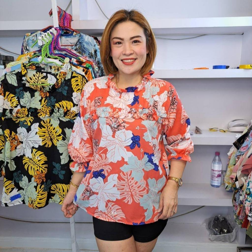 //เสื้อสาวอวบ//C62//เสื้อคอระบายแขนศอกตีเกล็ดอกลายดอกชบาใหญ่ผ้าไหมเกาหลี ฟรีไซ42-46นิ้วยาว27นิ้วหน้า