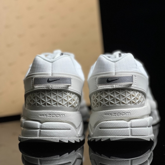 Nike Air Zoom Vomero 5Roam Summit White white ของแท้ 100%